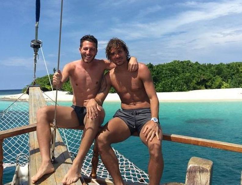 Mentre le milanesi se lo litigano, Alessio Cerci si rilassa alle Maldive in compagnia del collega e amico Bertolacci del Genoa...